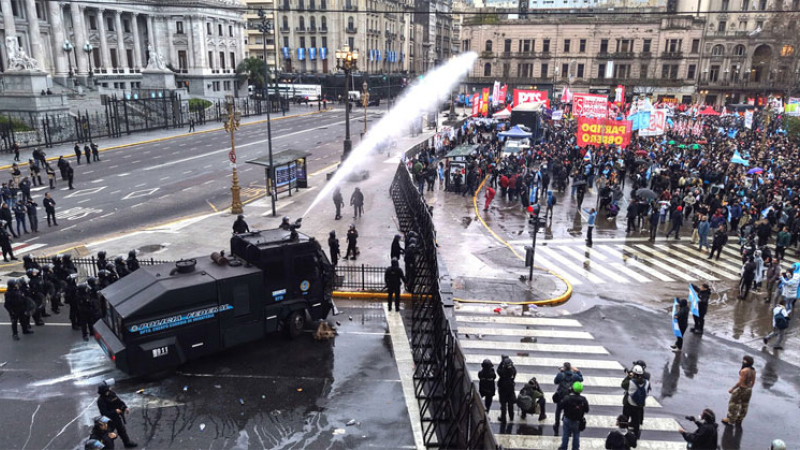 Congreso: incidentes entre policías y manifestantes
