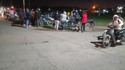 Vecinos aseguran que debieron cortar la calle para recuperar la luz