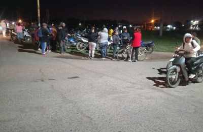 Vecinos aseguran que debieron cortar la calle para recuperar la luz