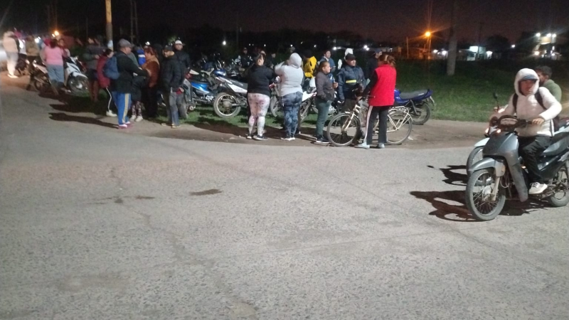 Vecinos aseguran que debieron cortar la calle para recuperar la luz