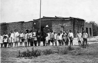 Una escuela rural que cumple cien años busca reunir a exalumnos y exdocentes