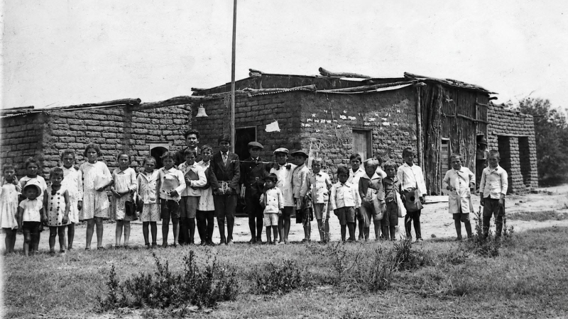 Una escuela rural que cumple cien años busca reunir a exalumnos y exdocentes