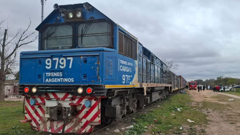 Milagro: un tren embistió a un auto donde viajaban seis personas y una mujer quedó atrapada