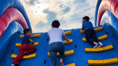 Una mamá y dos hermanos que se eligieron para construir una familia