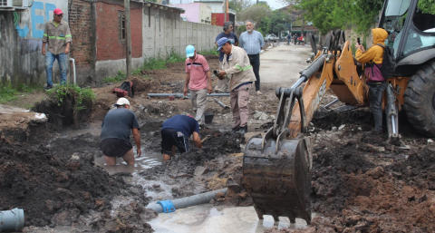 Operarios de Sameep reparan cañerías en Puerto Tirol