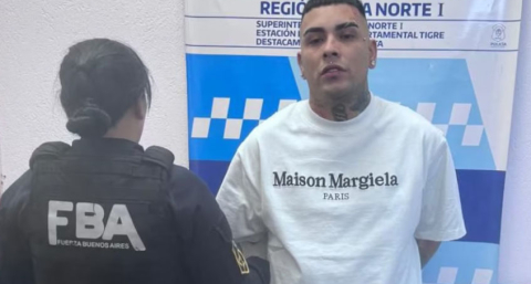 Detuvieron al cantante Callejero Fino con un arma de guerra ilegal