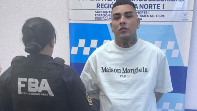 Detuvieron al cantante Callejero Fino con un arma de guerra ilegal