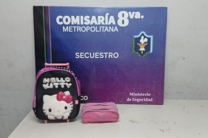Rompió la vidriera de una librería, se llevó una mochila de Hello Kitty pero fue detenido