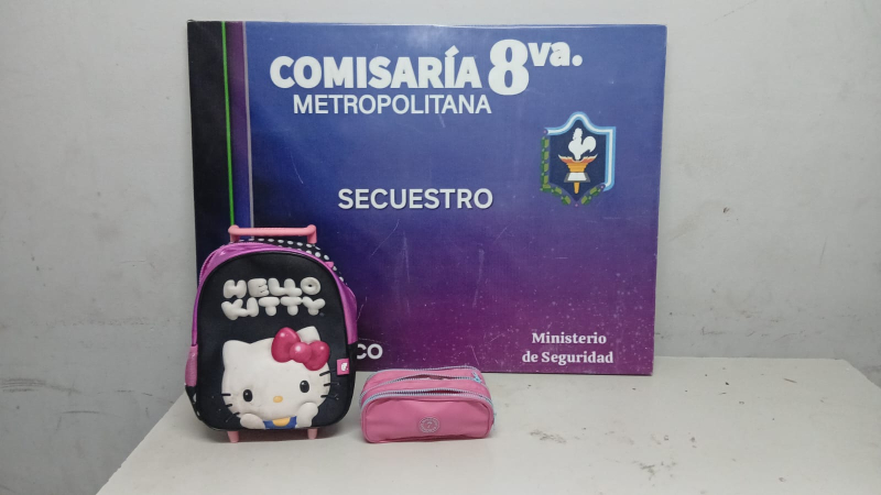 Rompió la vidriera de una librería, se llevó una mochila de Hello Kitty pero fue detenido