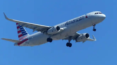 Provocó incidentes en pleno vuelo y fue inmovilizado con cinta por los demás pasajeros