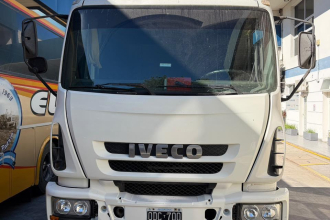 Pulqui Pack vende dos camiones de carga: un Iveco Tector 2013 y un Mercedes-Benz MB 1634