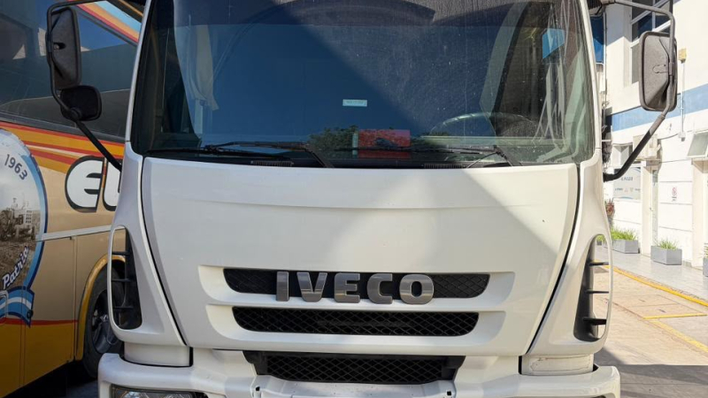 Pulqui Pack vende dos camiones de carga: un Iveco Tector 2013 y un Mercedes-Benz MB 1634