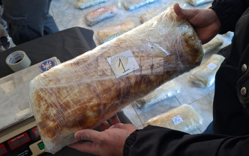 Una concesionaria allanada, sillones con drogas y un cargamento millonario