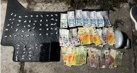 Cayó con 67 dosis de cocaína y casi $120 mil