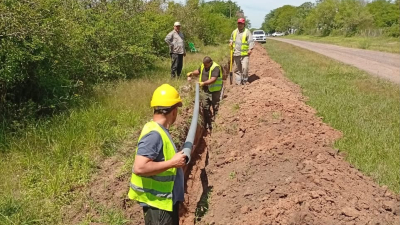 Avanzan trabajos para llevar un servicio esencial a un lote rural de Colonias Unidas