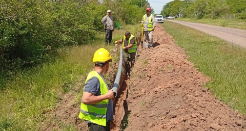 Avanzan trabajos para llevar un servicio esencial a un lote rural de Colonias Unidas