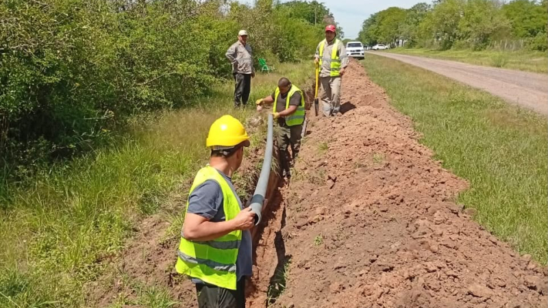 Avanzan trabajos para llevar un servicio esencial a un lote rural de Colonias Unidas