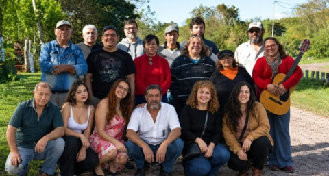 Presentan libros hechos en cartón de catorce escritores de Barranqueras