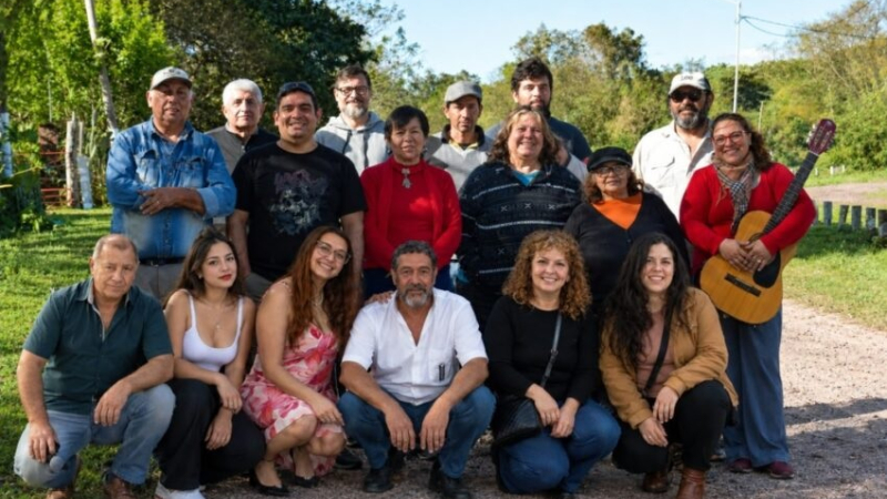 Presentan libros hechos en cartón de catorce escritores de Barranqueras