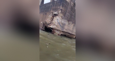 Una barcaza impactó y removió parte de un pilote del puente Belgrano