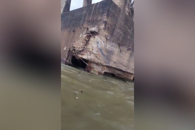 Una barcaza impactó y removió parte de un pilote del puente Belgrano