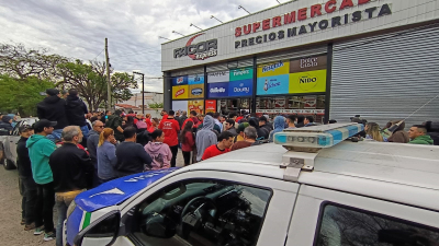 En Sáenz Peña hubo masiva manifestación frente a un supermercado mayorista