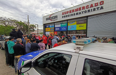 En Sáenz Peña hubo masiva manifestación frente a un supermercado mayorista