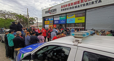 En Sáenz Peña hubo masiva manifestación frente a un supermercado mayorista