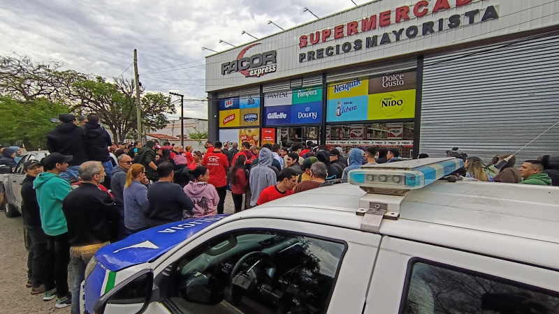 En Sáenz Peña hubo masiva manifestación frente a un supermercado mayorista