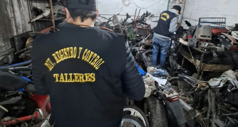 Hallaron motor robado en un taller e investigan al mecánico por supuesto encubrimiento