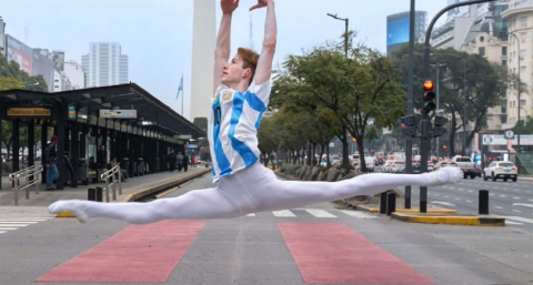 Es argentino e ingresó a una de las academias de ballet más prestigiosas del mundo