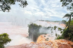 Por el desborde del río Iguazú, cerraron el puerto y los accesos a las Cataratas