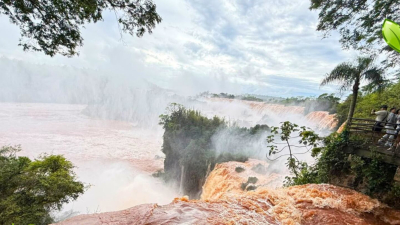 Por el desborde del río Iguazú, cerraron el puerto y los accesos a las Cataratas
