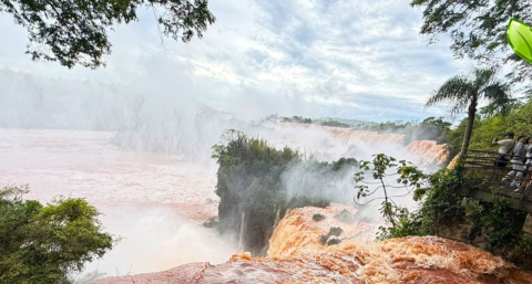 Por el desborde del río Iguazú, cerraron el puerto y los accesos a las Cataratas