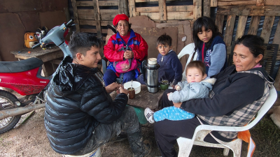 Familias comienzan a instalarse en casillas temporales en Barranqueras