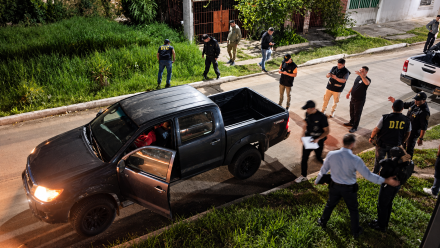 Investigación nocturna junto a una camioneta