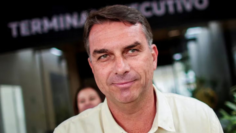 Hay un avión retenido en Puerto Iguazú: sospechan que Flávio Bolsonaro intentaba irse a EE.UU.