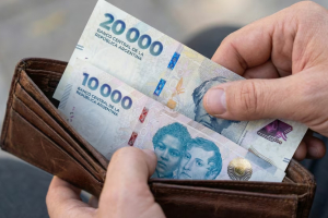 El Gobierno pagará un refuerzo de $100.000 a estatales activos y de $80.000 a jubilados