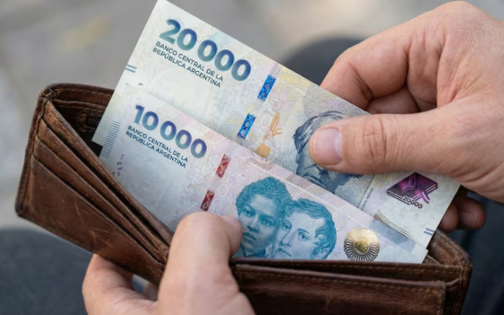 El Gobierno pagará un refuerzo de $100.000 a estatales activos y de $80.000 a jubilados