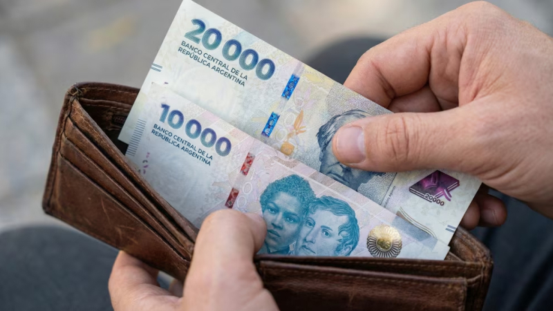 El Gobierno pagará un refuerzo de $100.000 a estatales activos y de $80.000 a jubilados
