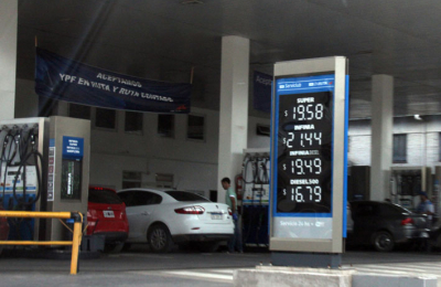 Estaciones aplican el aumento a los combustibles: llenar un tanque ya no baja de los 1000 pesos