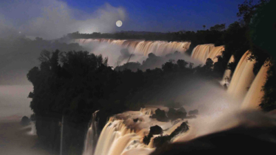 Por sacarse una selfie cayó al agua en las Cataratas de Iguazú