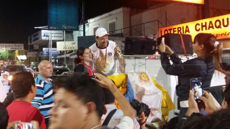 Llegó Carlos Verza y fue recibido como un héroe