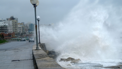 Evacuados y advertencias por trombas marinas por el temporal en la Costa Atlántica