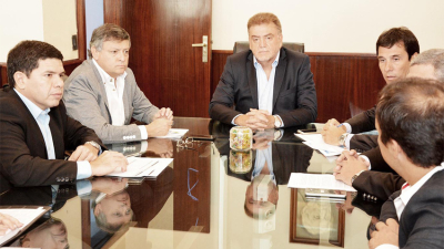 Peppo acordó con la Nación reactivar obras para 7.000 viviendas nuevas