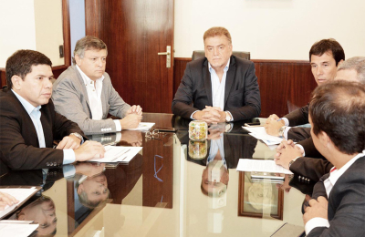 Peppo acordó con la Nación reactivar obras para 7.000 viviendas nuevas