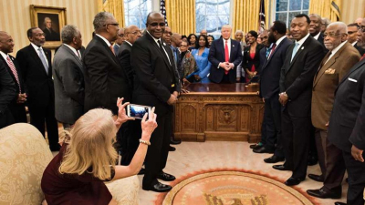 Estallaron las críticas a la asesora de Trump por arrodillarse en el sofá del salón Oval