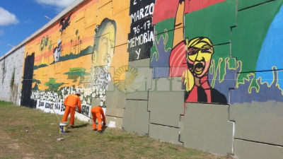 Comenzaron a tapar el polémico mural del viaducto