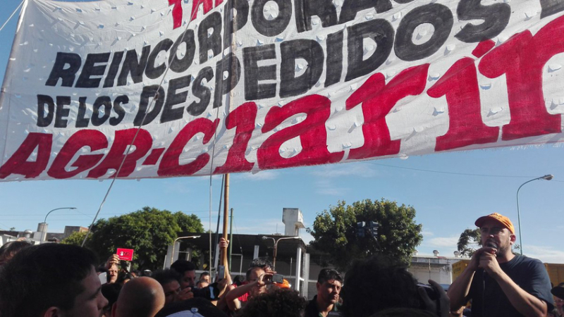 Desalojo en AGR Clarín: La lucha seguirá con un acampe, anticipó Viñas