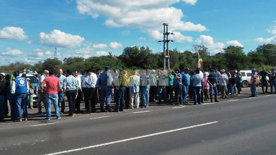 Vecinos de Colonia Aborigen reclamaron frente a la ruta 16